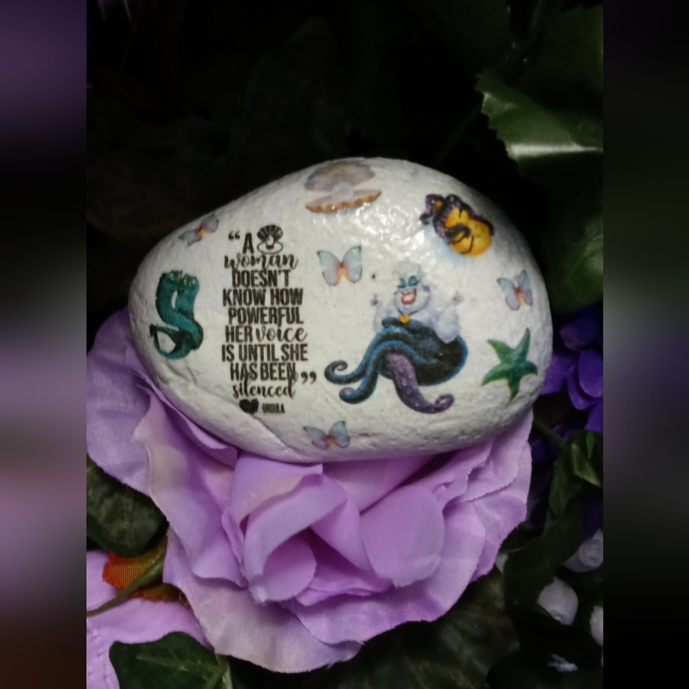 Palm sized Ursula rock